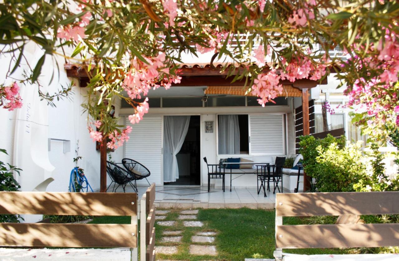 Beachfront Garden Apartment- Atlas Complex Лутраки Екстериор снимка